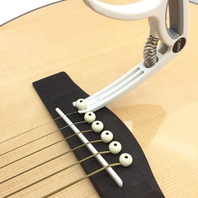 Plastikowy Capo gitarowy na 6  – Musical Instrument With Strings recenzja i cena