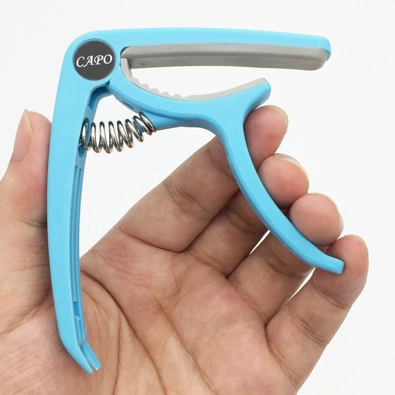 Plastikowy Capo gitarowy na 6  – Musical Instrument With Strings recenzja i cena